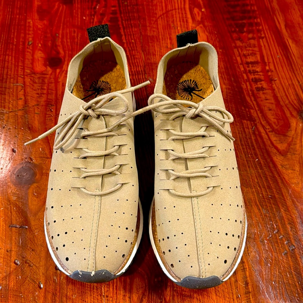 Off the beaten track size 7 taupe sneaker
